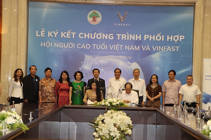 Hội NCT Việt Nam kí kết chương trình phối hợp với Công ty VinFast